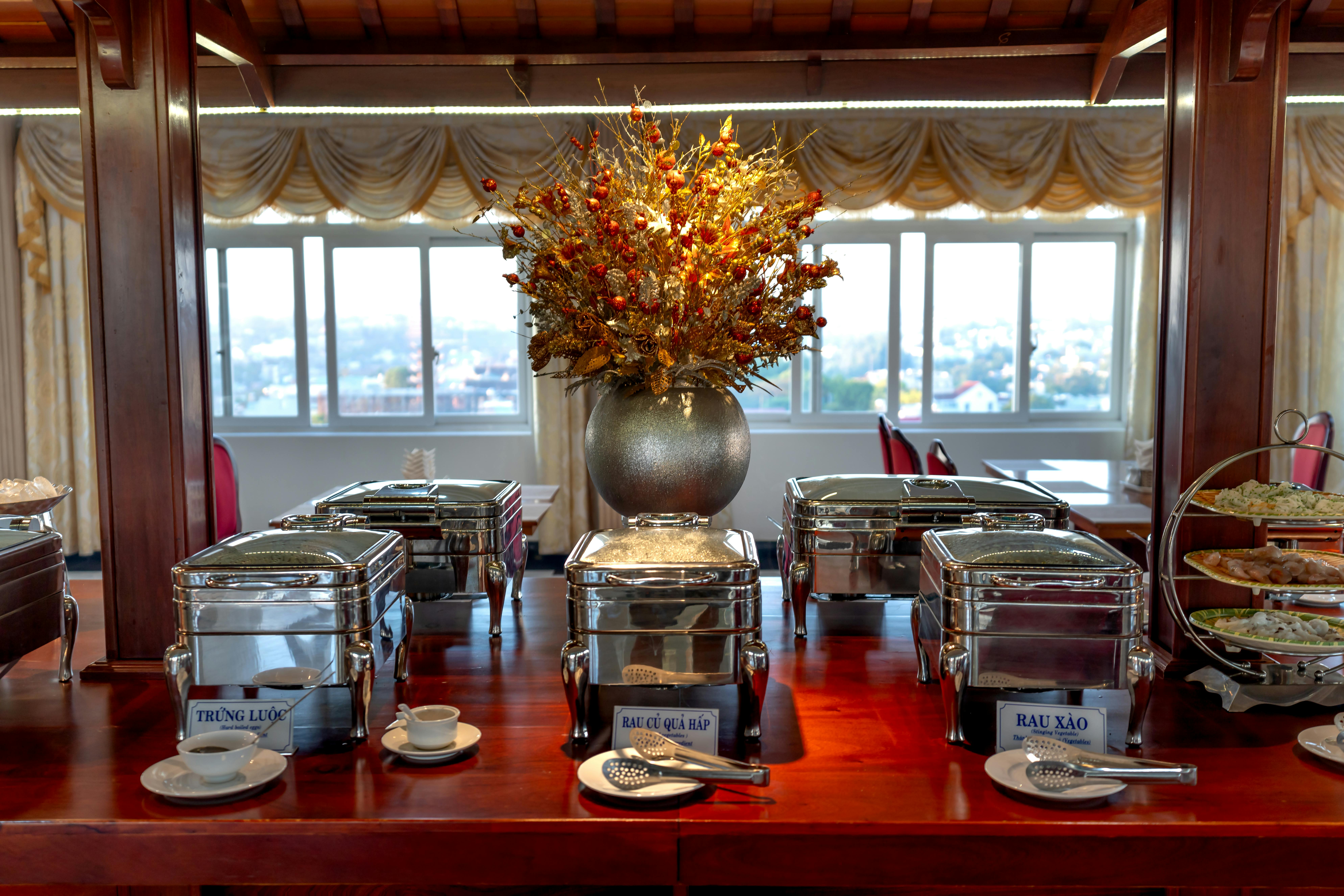 Cafeteria Dining